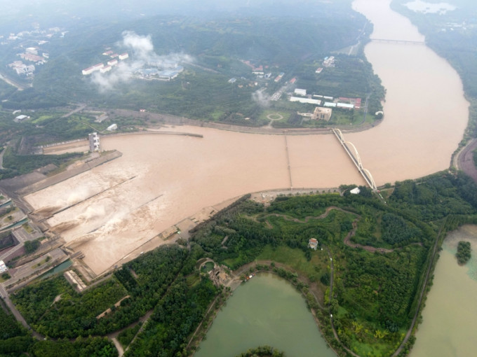 自7月1日黃河正式進入汛期以來，黃河小浪底水庫持續泄洪，確保安全度汛。(新華社圖片)