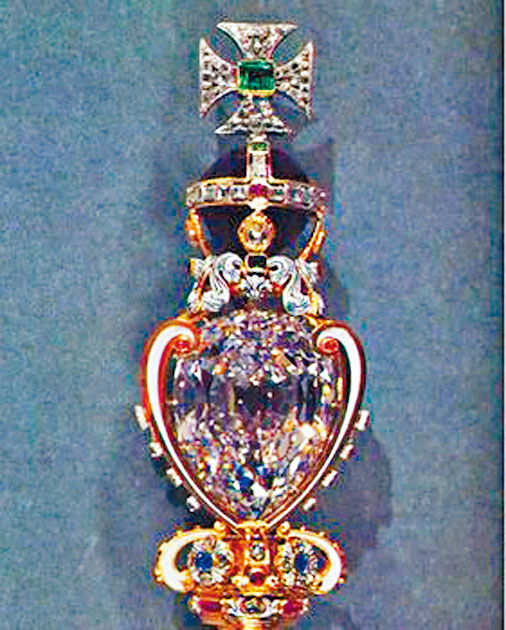 女皇權杖上鑲嵌全球最大切割鑽石「大非洲之星」。