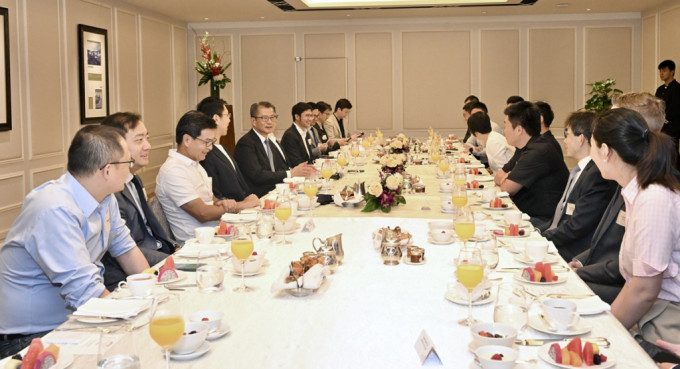 陳茂波早上出席早餐會，與新加坡科網高層介紹本港商機。政府新聞處圖片