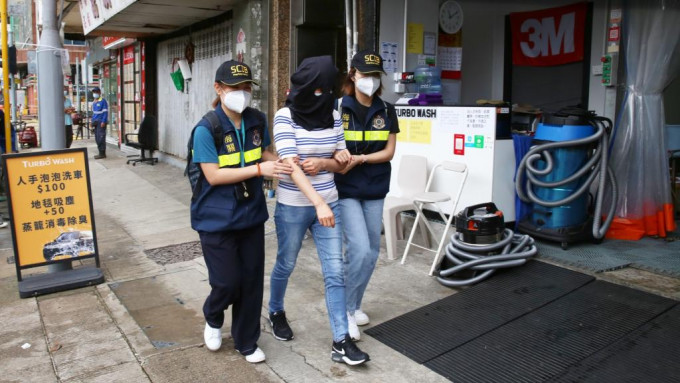 海关今早于佐敦拘捕一名女子。刘汉权摄