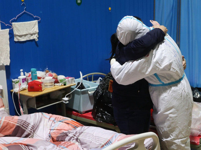 武昌方艙醫院的最後一夜，醫護與病人互道珍重。(網圖)