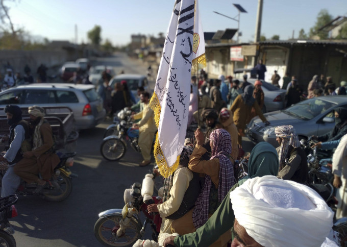 塔利班武装分子举旗助威。美联社图片