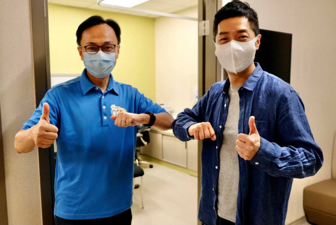 马浚伟（右）在私家医院门诊接种新冠疫苗。左为聂德权。网图