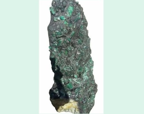 祖母绿矿石，高约4.3尺，重逾600磅。