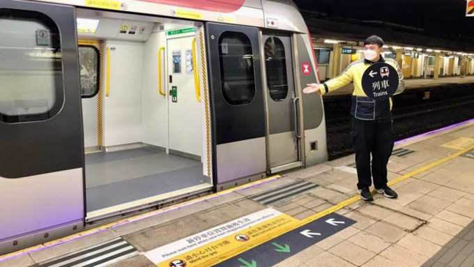 東鐵綫列車首日改用新停車位置，港鐵指今日運作暢順。港鐵提供