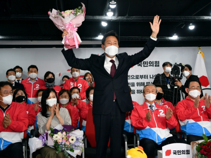 代表在野「国民力量党」参选首尔市长的吴世勋发表胜利宣言。AP图片