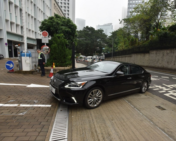 鄭若驊今日首日辦公。