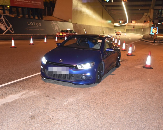 三輛私家車於紅磡海底隧道入口相撞，無人受傷。