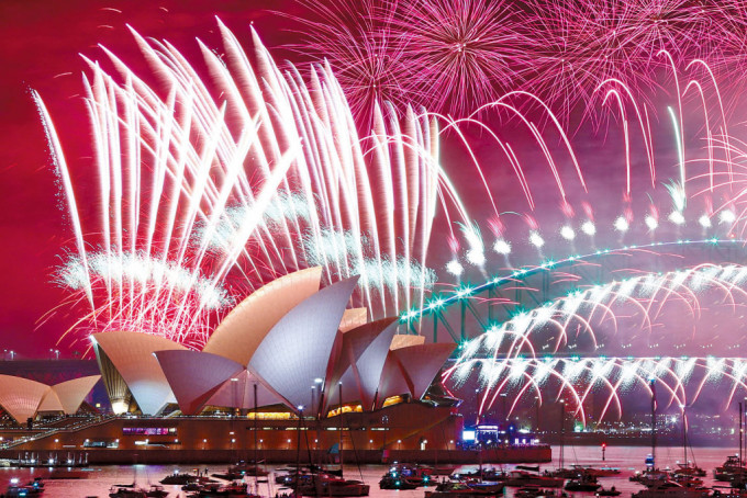 跨年煙花匯演昨晚在雪梨歌劇院及港灣大橋上空綻放。