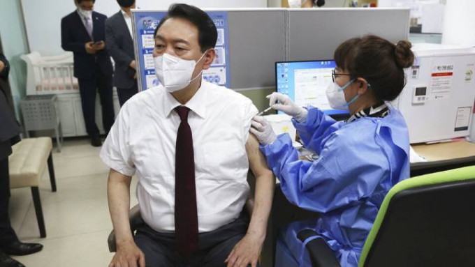 南韩总统尹锡悦周三（13日）接种第4针疫苗。AP图片