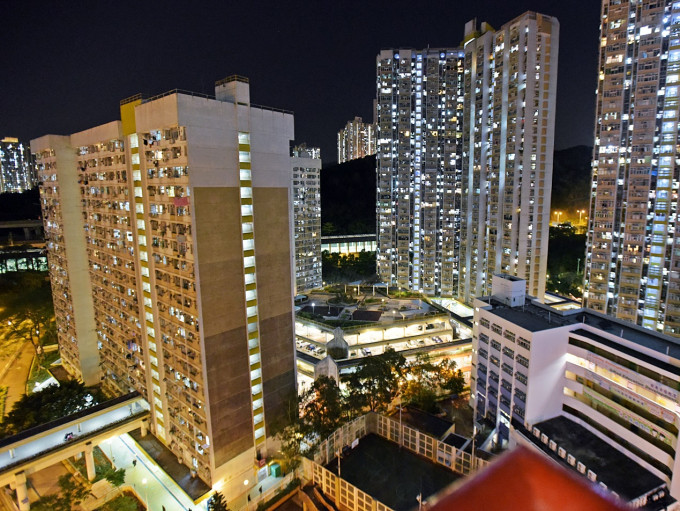 患者居于青衣长安邨安涛楼，同住的妹妹亦出现病徵。资料图片