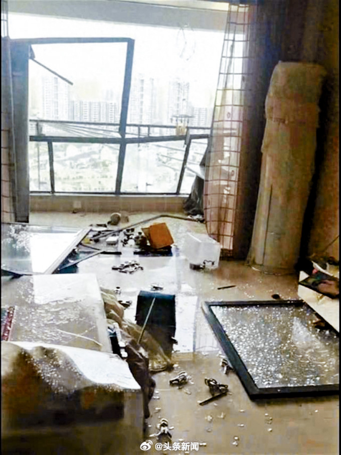 左图：南昌某住户阳台玻璃全被吹碎。右图：路边树木被风吹断。