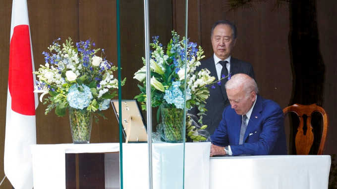拜登到日本驻美大使馆官邸签吊唁册。AP图片