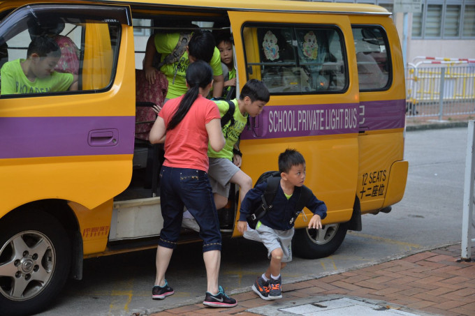 警方提醒學童過路時勿玩手機，或不要在車輛中間突然走出路面過路等。