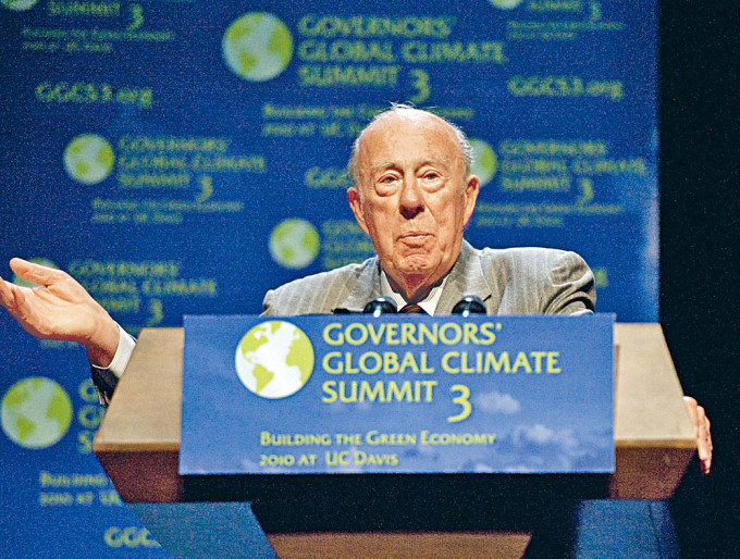 前国务卿舒尔茨二〇一〇年在全球气候变化峰会上发言。　