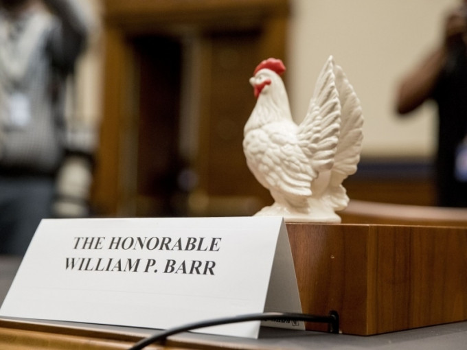 巴尔拒绝出席听证会，有议员将一只玩具鸡放于巴尔原定的座位上，揶揄他是懦夫。AP