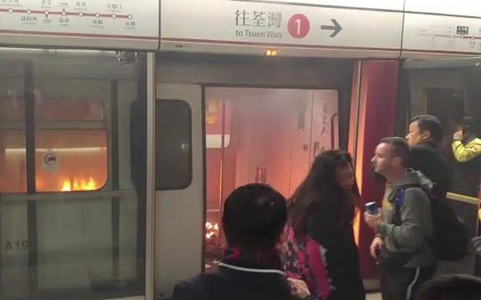 60岁男子在一列荃湾线列车，由金钟站开往尖沙嘴站期间纵火自焚，波及车厢内多名乘客。