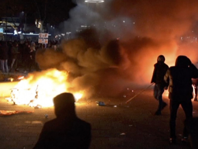 上街示威活動逐漸演變為焚燒警車及扔擲石塊等暴動。AP