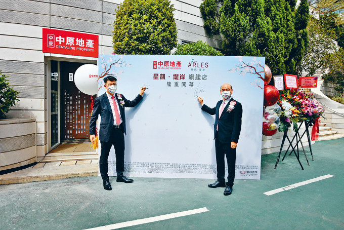 中洲置業楊聰永（左）表示，星凱．堤岸最快下月開售。
