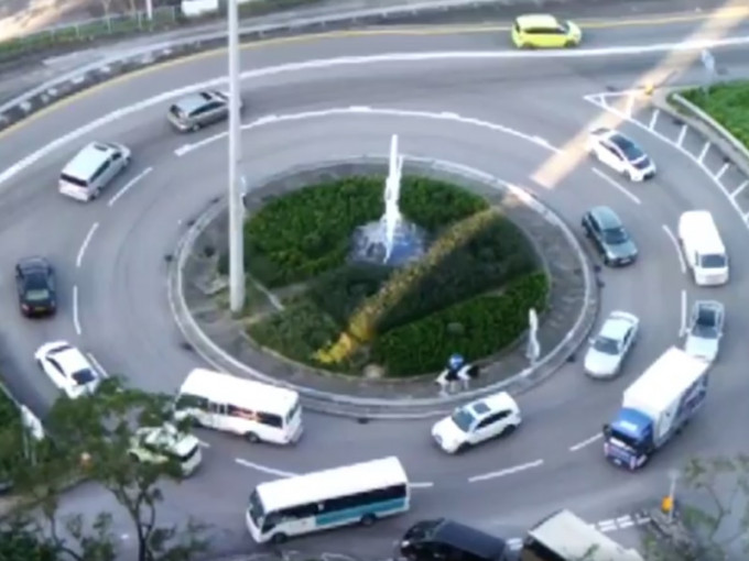 大埔广福回旋处有车辆不断兜圈。Stephen MK C图片