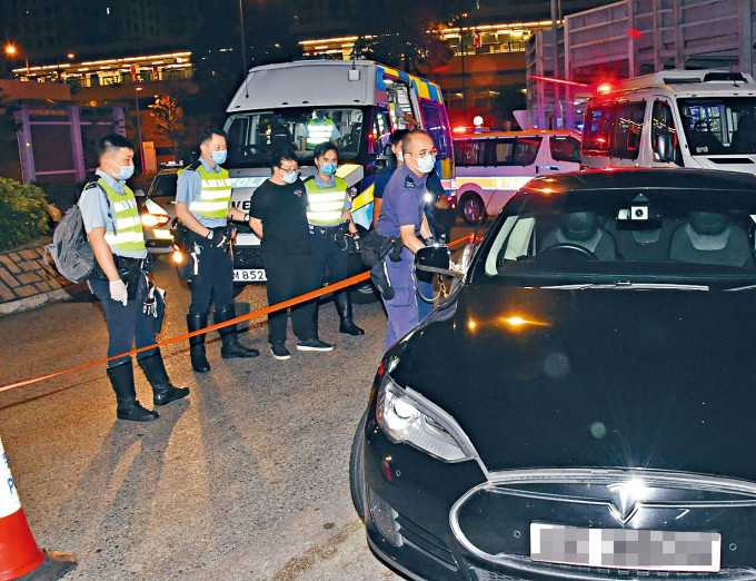 ■警方押同涉嫌司机协助搜查「毒品快餐车」。