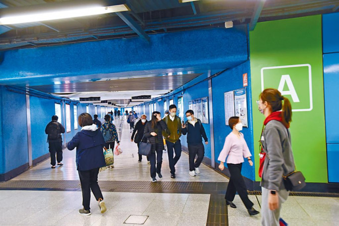 ■被指可能出現傳疫的美孚港鐵站A出口的隧道位置，平日人流不少。