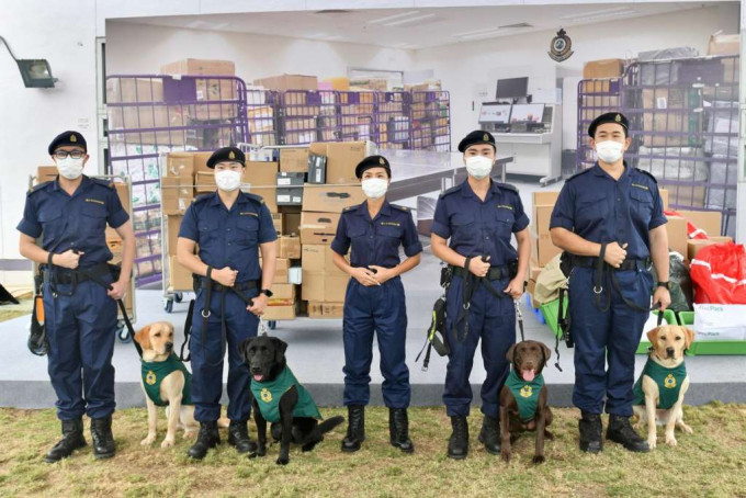 首支槍械搜查犬隊以一人一犬形式總共四隊。
