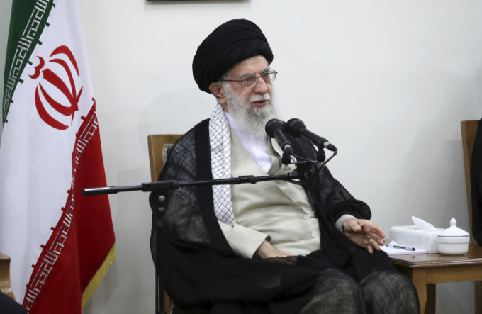 美国向伊朗实施新一轮制裁，主要针对伊朗最高精神领袖哈梅内伊（图），切断他的财政渠道及支援。AP