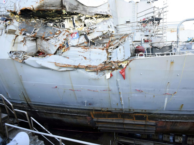 驅逐艦嚴重受損。AP圖片