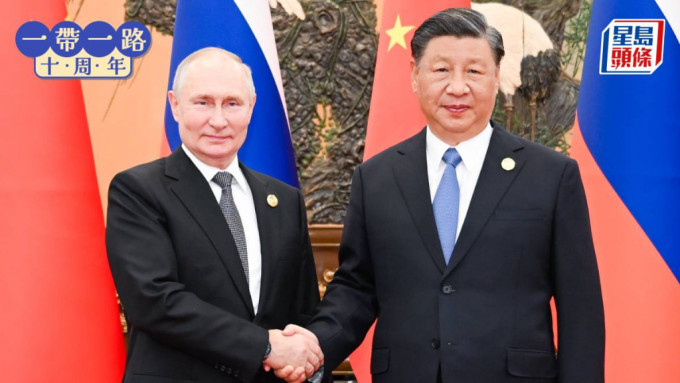 国家主席习近平同出席「一带一路」高峰论坛的俄罗斯总统普京举行会谈。(新华社)