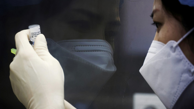 南韓護士準備新冠疫苗。  路透社