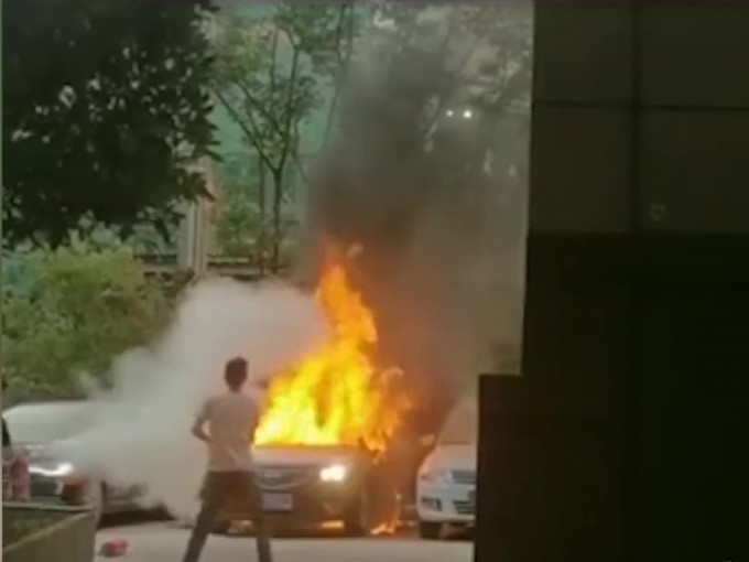 私家車停車場內無故起火，兩幼童獨留車內活活燒死。