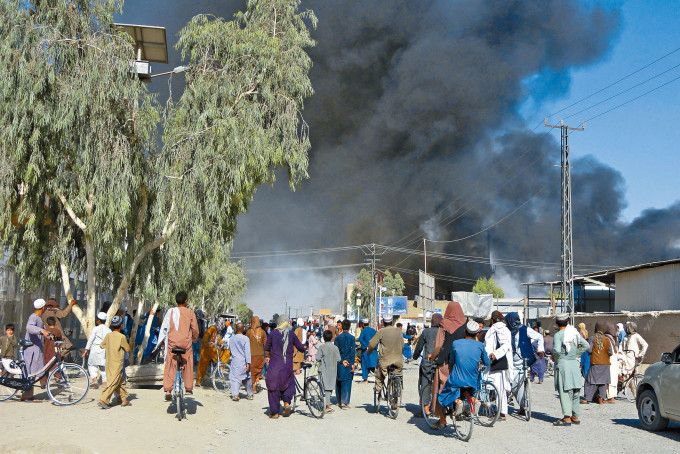 ■塔利班與阿富汗政府軍周四在坎大哈激戰，硝煙四起。