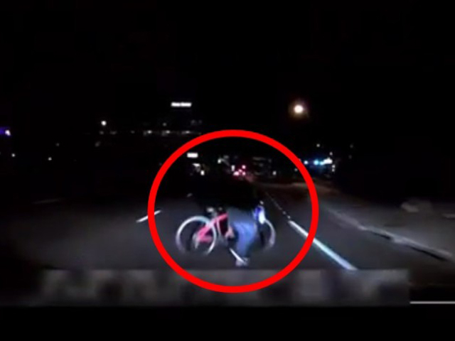 途人赫茨伯格（Elaine Herzberg）推著單車橫過馬路時被無人車撞死。 影片截圖