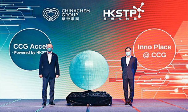 华懋集团执行董事兼行政总裁蔡宏兴（左）及香港科技园公司行政总裁黄克强（右）公布两个最新合作创科项目。