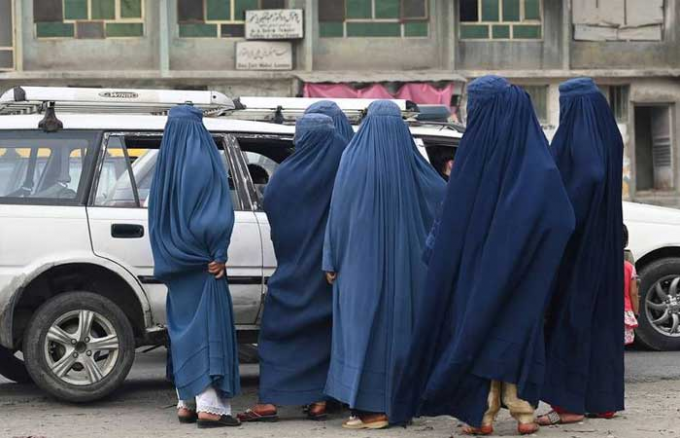 身穿罩袍的阿富汗婦女。