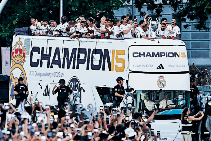 皇马周日于马德里举行胜利巡游，庆祝第15次夺欧联冠军。
