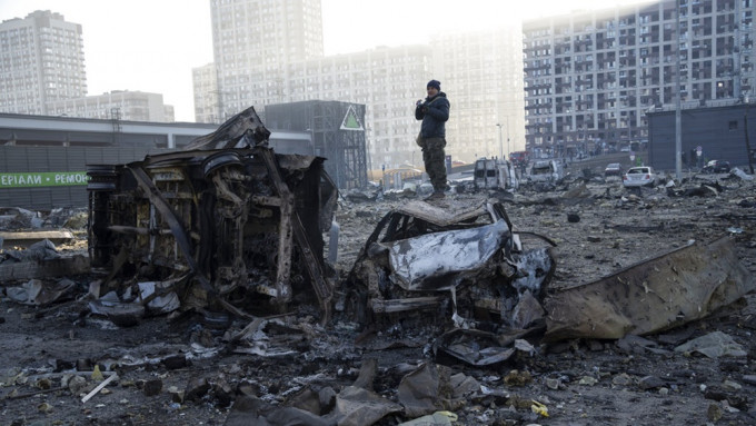 遭受空袭的基辅街头。美联社图片