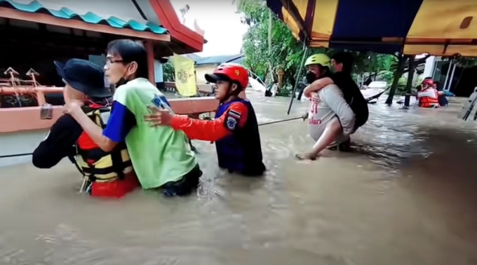 泰国水灾灾情严重，救援人员四山搜救。REUTERS图片