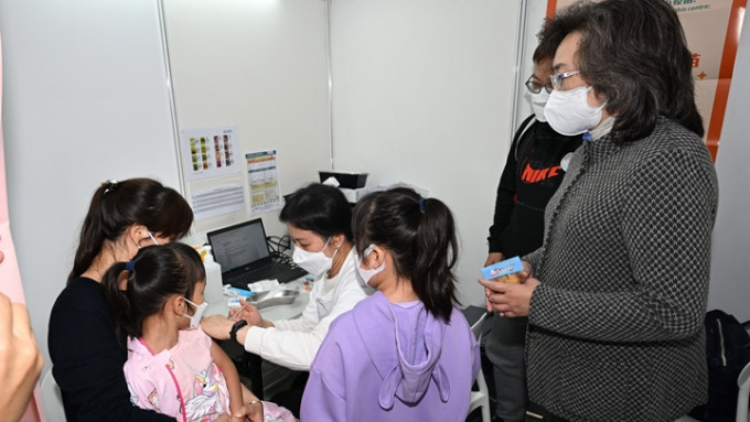 杨何蓓茵（右）指，3岁以下儿童的第一剂疫苗接种率只前进至23%，令她既焦急又担忧。资料图片