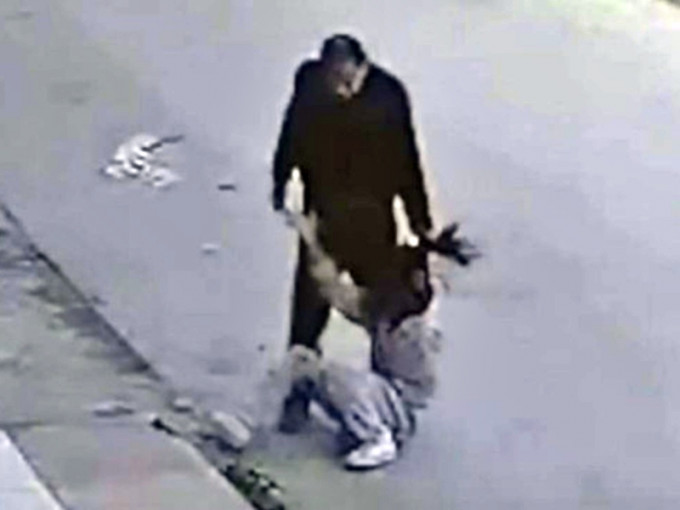一段影片在网上疯传，当中显示一名中年父亲当街抓著女儿的头发，并用力打她。影片截图