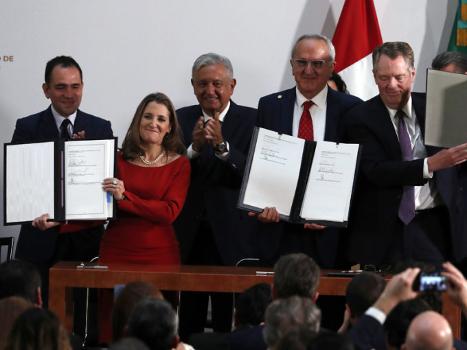美国、加拿大和墨西哥三国高阶官员周二（10日）签署修正后的美墨加自由贸易协定。AP