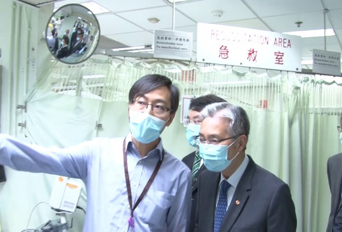 梁智仁(右)到医院为医护人员打气。影片截图
