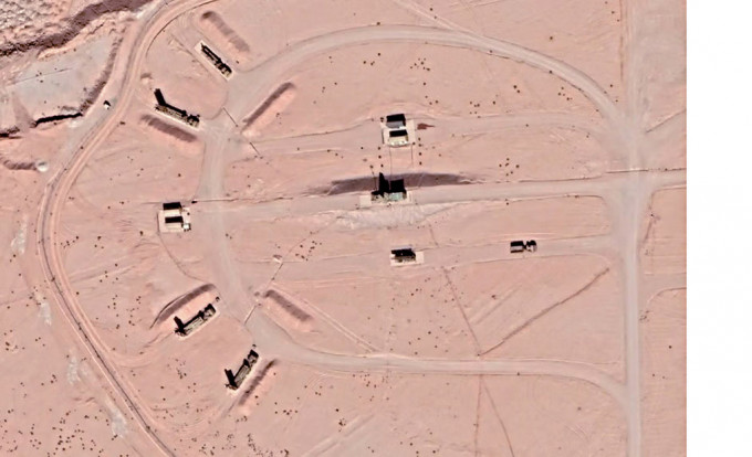 2021年10月拍摄的卫星图像，显示今次遇袭的伊斯法罕空军基地的防空系统。雷达系统位于中间的土丘上，左侧可以看到四个导弹发射器。