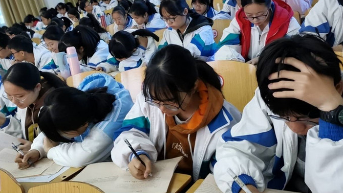 江西南昌市揭發有班主任暗示要學生放棄中考。