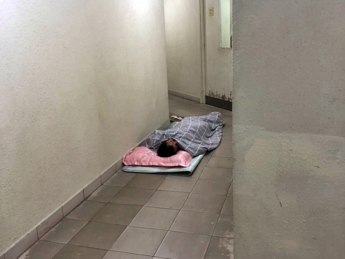 有網民某日凌晨，在大廈走廊看到一名男子在地上睡覺，但對方被鋪、枕頭、地蓆樣樣俱備。網民Ken Liu圖片
