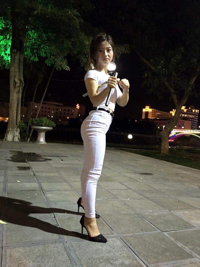 越南18岁少女陈氏厚在街上挥舞双截棍片段，网上爆红。