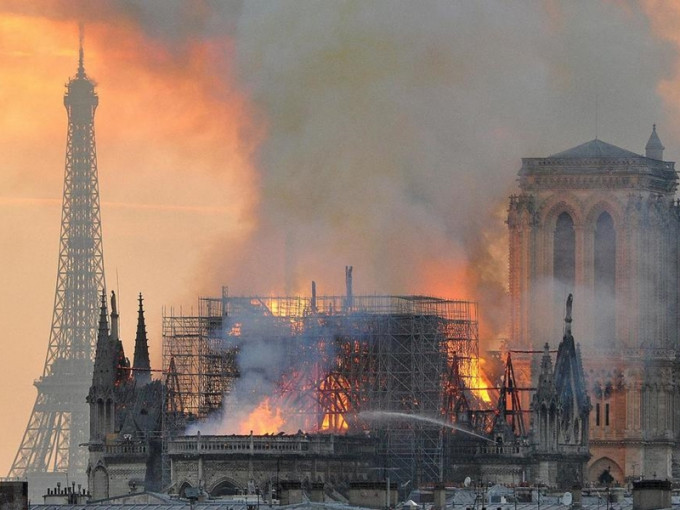 法国巴黎圣母院上月发生大火，400多名消防员英勇救灾，但事件发生后不足一个月，当中6名消防员竟被爆出轮奸挪威女大学生。 AP图片