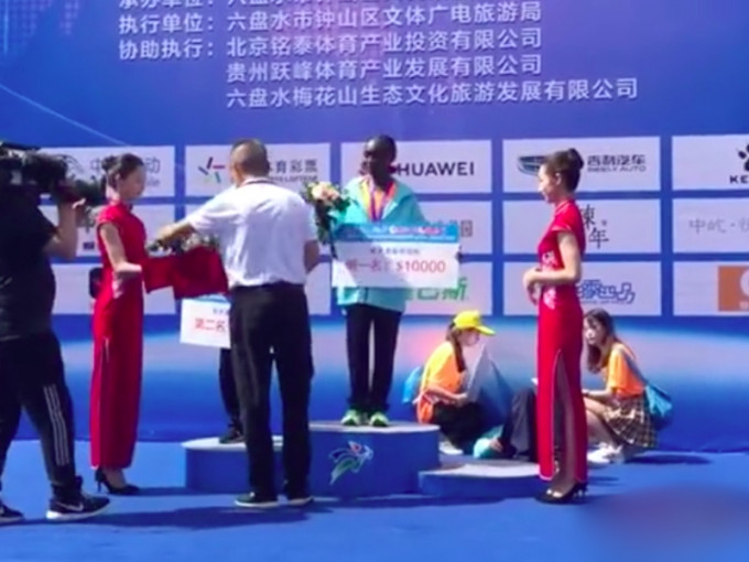贵州一马拉松比赛颁奖礼上，季军选手晕倒在颁奖台上，但颁奖典礼却照常进行。 网图
