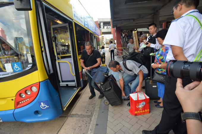 巴士公司加派人手疏导乘客上车。